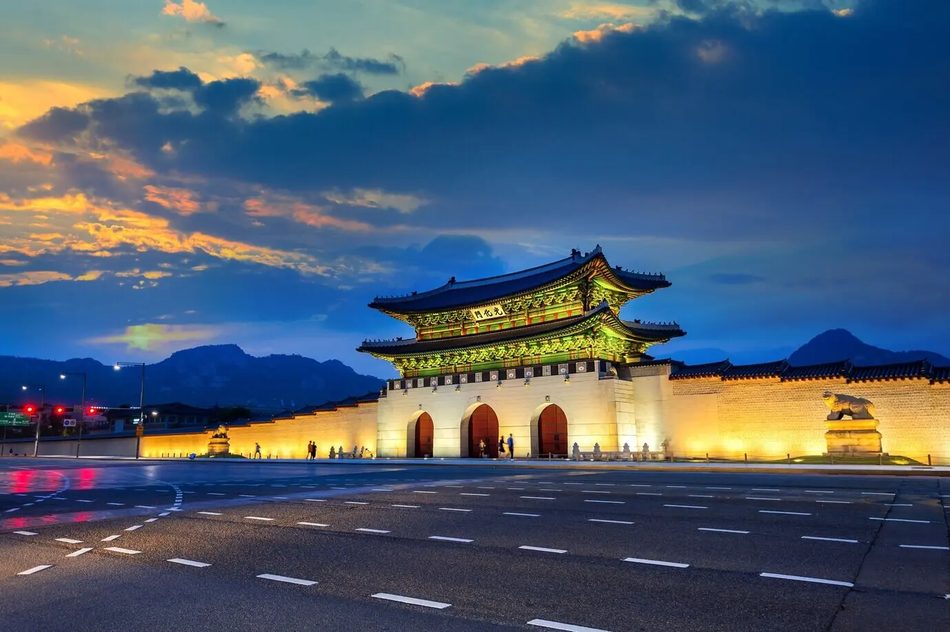 Gyeongbokgung-Palast und Autolicht bei Sonnenuntergang in Seoul, Südkorea.
