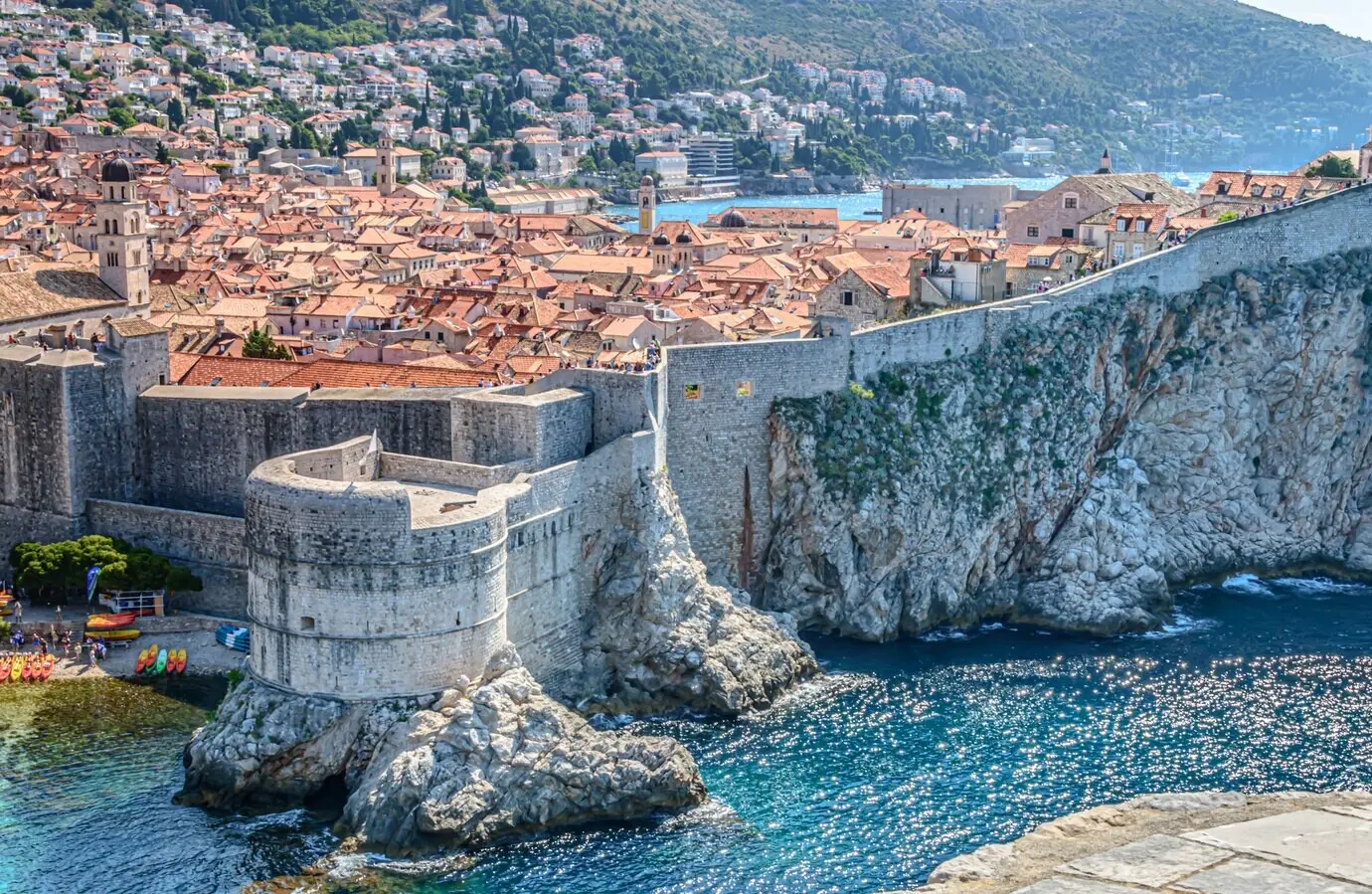 Fesselnder Blick auf das Fort Bokar entlang der Mauern der mittelalterlichen Altstadt von Dubrovnik in Kroatien.